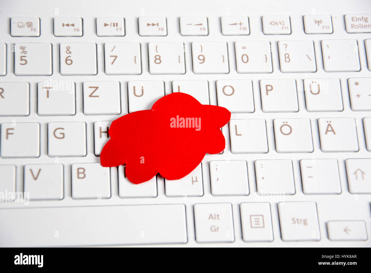 Una nuvola rossa su una tastiera Foto Stock