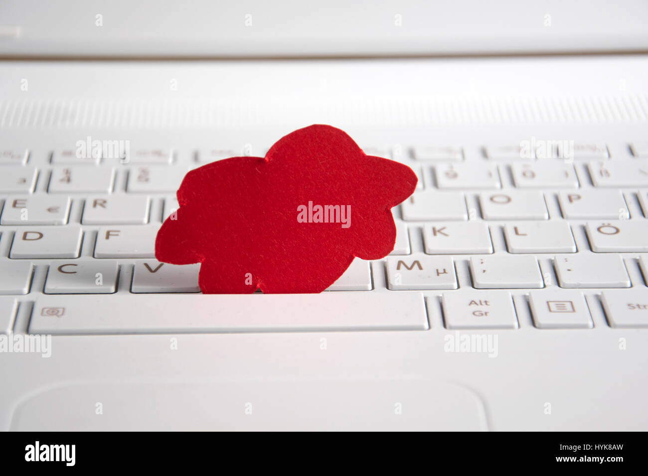 Una nuvola rossa su una tastiera Foto Stock