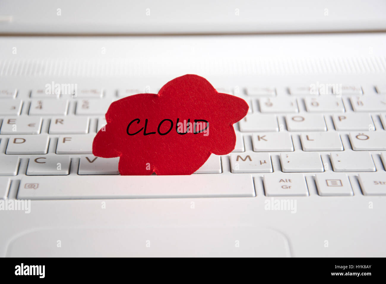 Una nuvola rossa su una tastiera Foto Stock