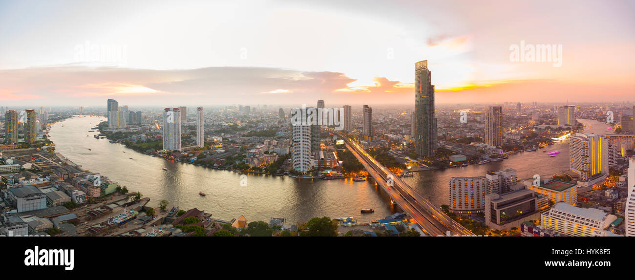 Panorama della città di Bangkok con il Fiume Chaophraya al tramonto Foto Stock