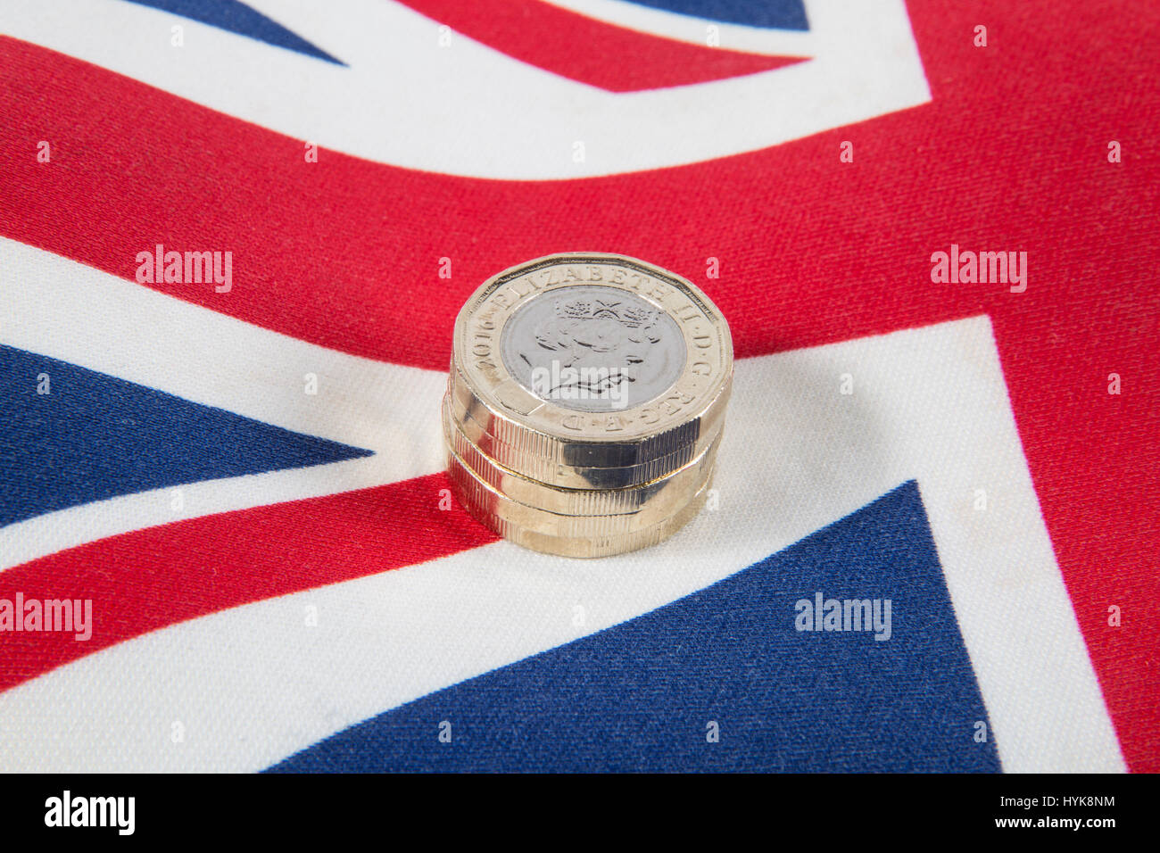 Nuovo 2016 £ 1 libbra di monete poste su un Union Jack flag Foto Stock