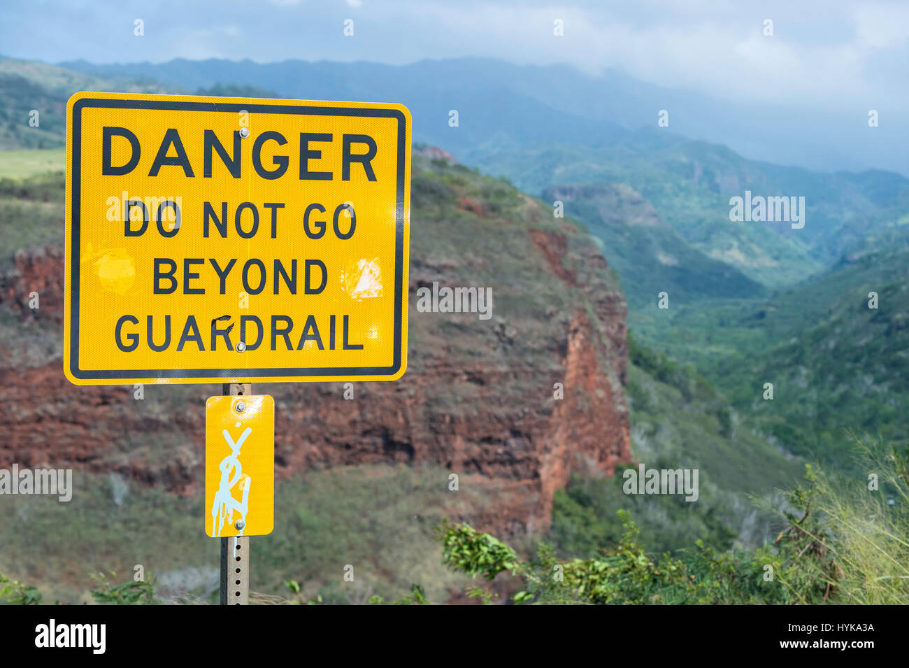 Pericolo non va al di là di guardrail, Kauai, Hawaii, STATI UNITI D'AMERICA Foto Stock