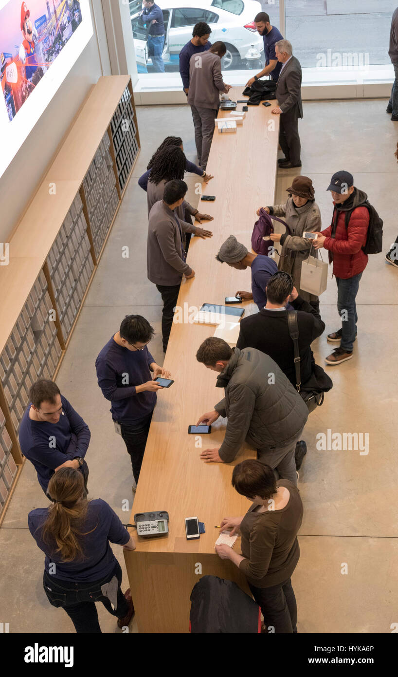 I clienti presso l'Apple Store Fifth Avenue, New York City, Stati Uniti d'America Foto Stock