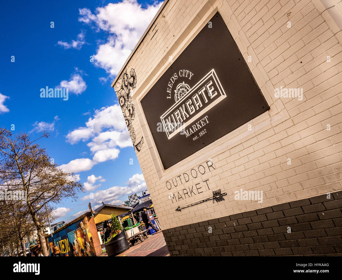 Segno dipinto sulla parete al di fuori del mercato Krikgate, Leeds, Regno Unito. Foto Stock