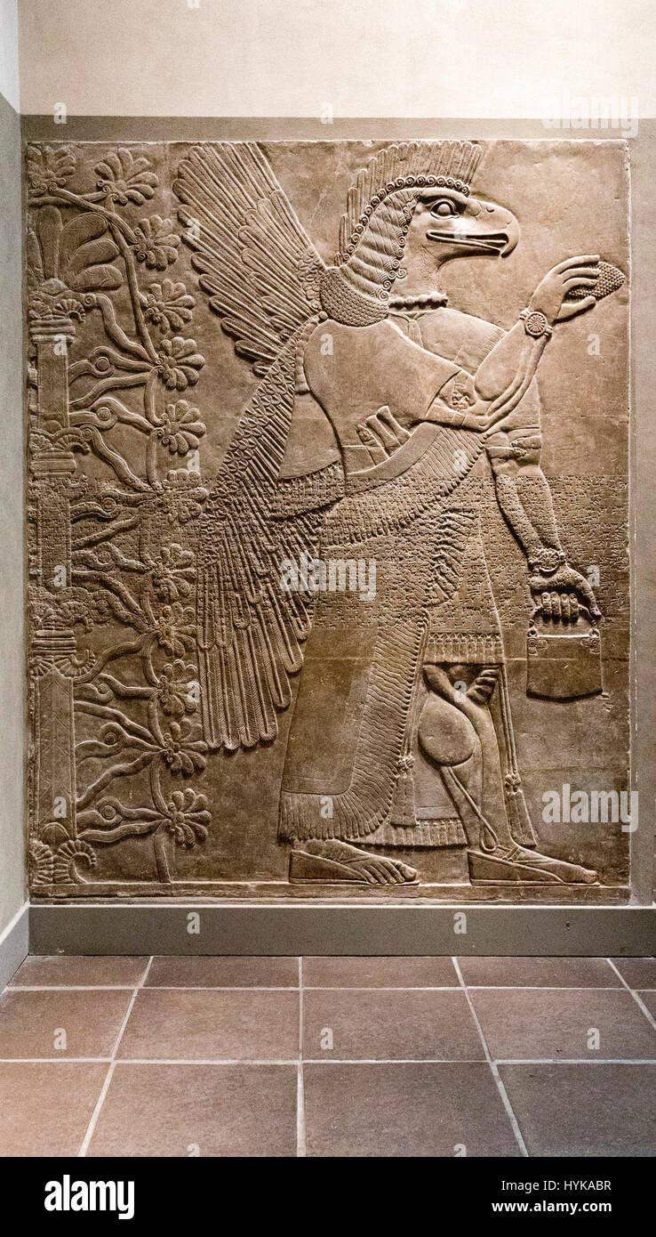 In pietra scolpita con testa eagle figura alata, Palazzo assiro, Nimrud, Iraq, ora nel Metropolitan Museum of Art di New York Foto Stock