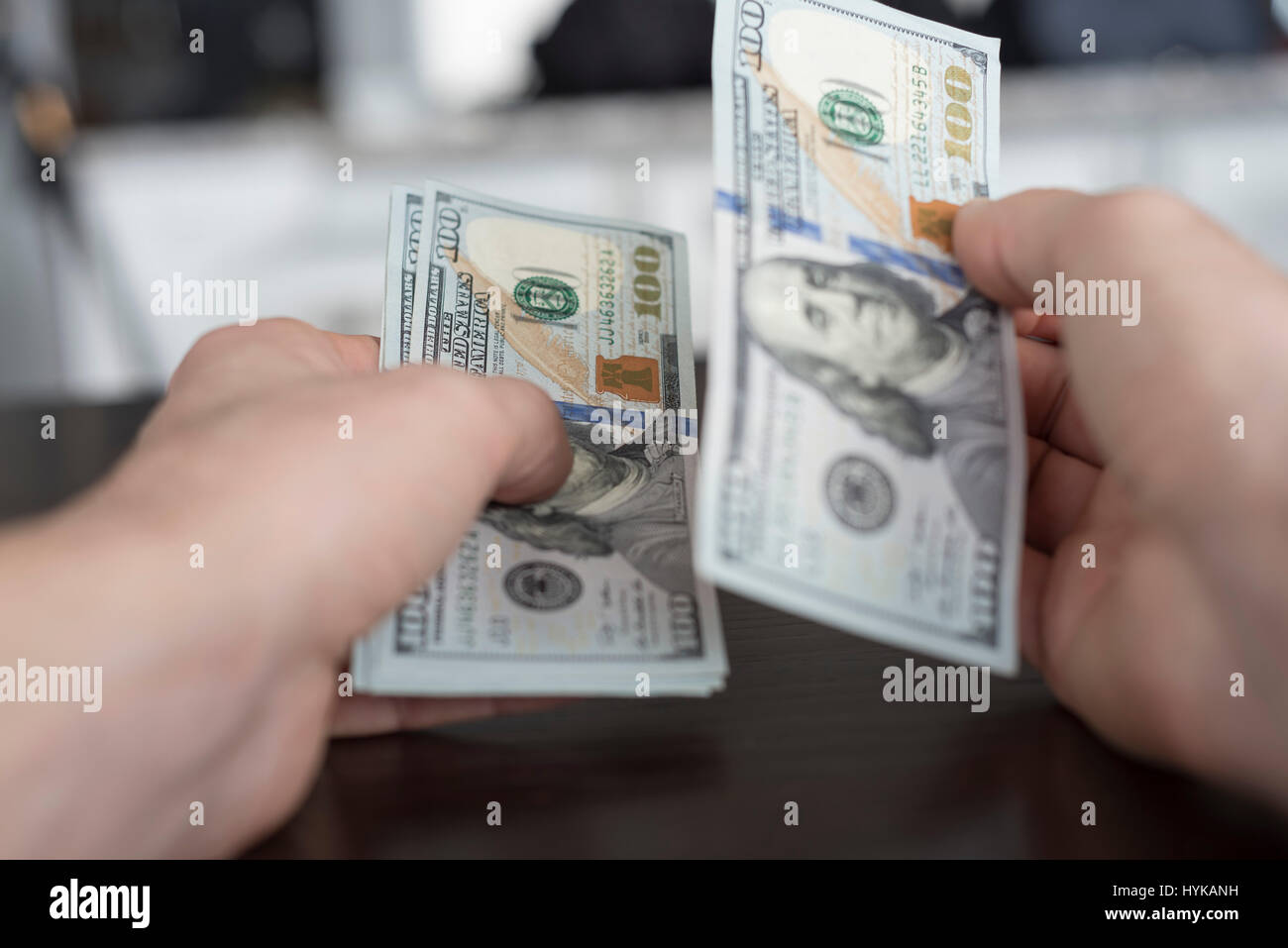 Punto di vista le mani conta un centinaio di fatture del dollaro Foto Stock