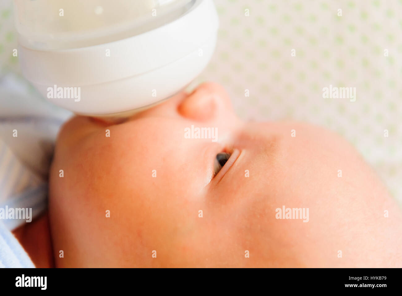 Madre che nutre il suo bambino con una bottiglia di latte Foto Stock