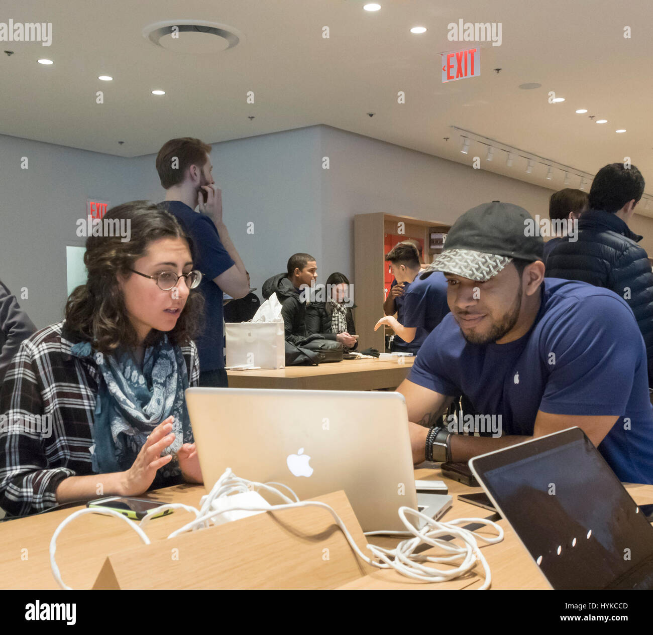 Tecnico consulenza ai clienti in Apple Genius Bar, New York Foto Stock