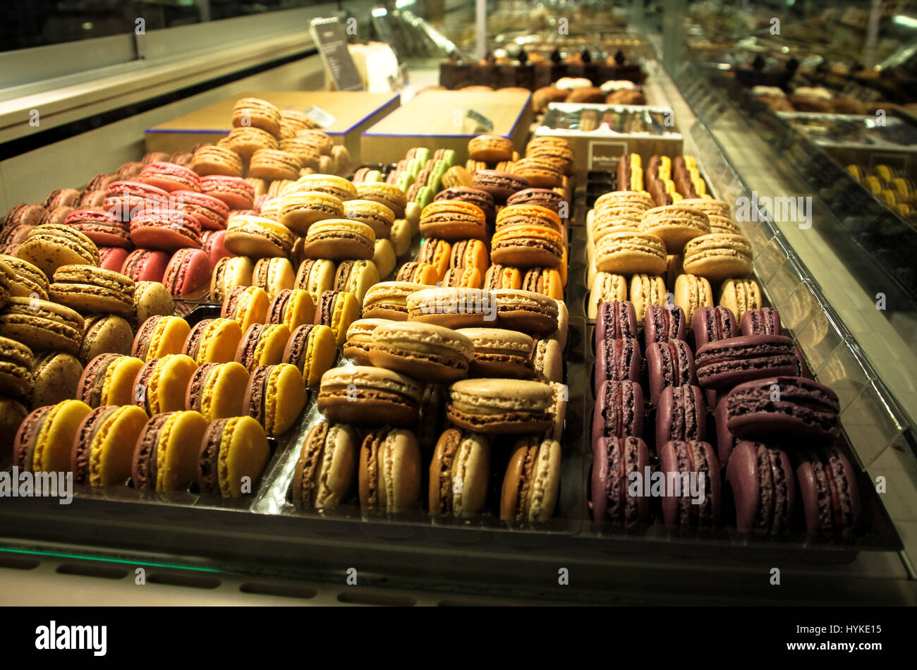 Macarons sul visualizzatore in corrispondenza di una pasticceria parigina. Foto Stock