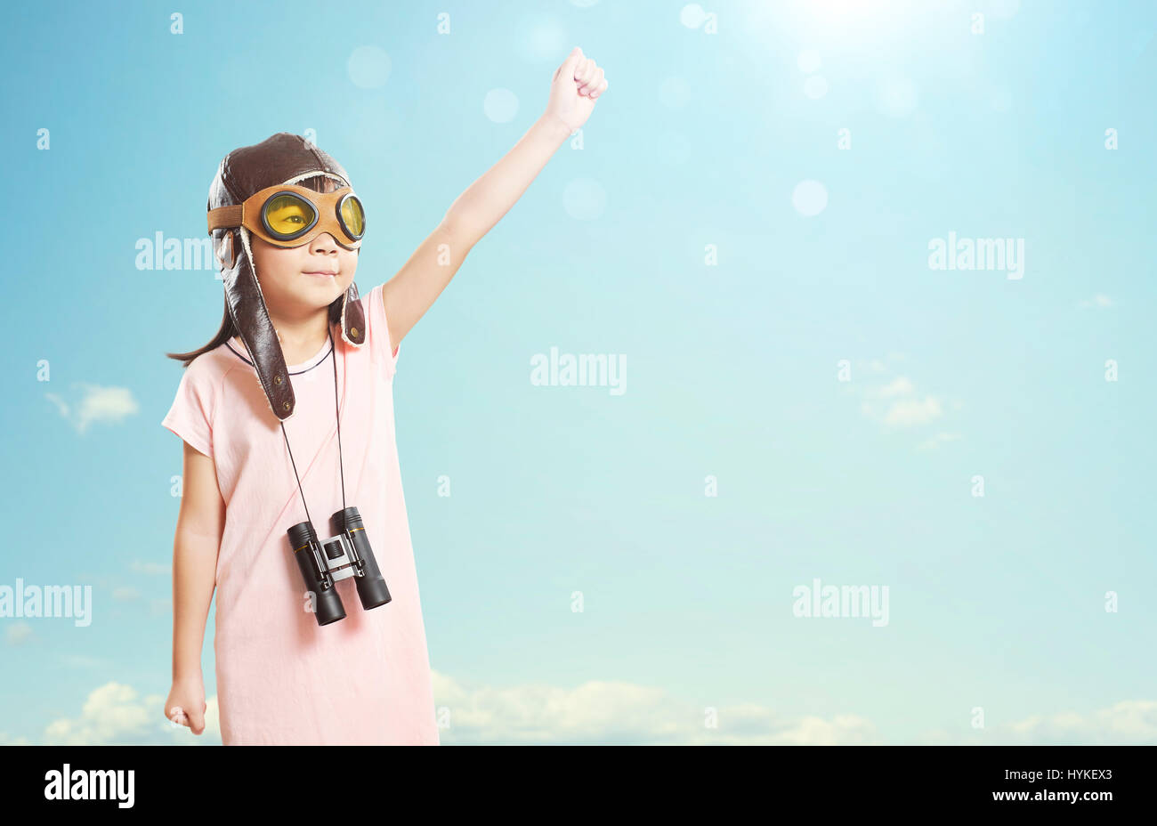 Poco ragazza asiatica indossare occhiali aviatore，telescopio e godersi il suo viaggio avventura e sogni , estate sfondo cielo . Foto Stock