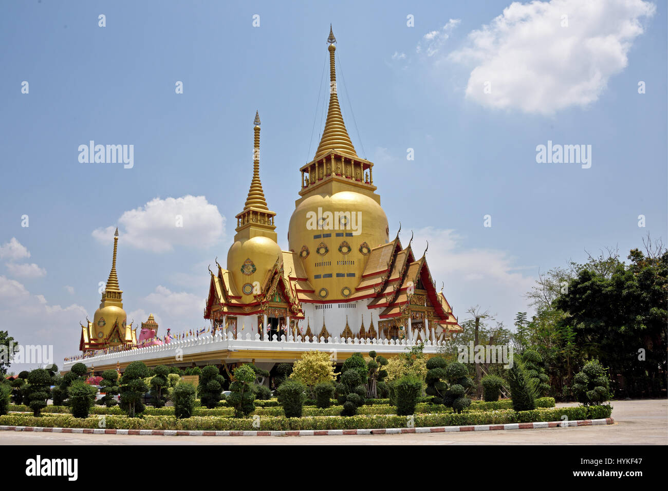 La bellissima golden ubolsot di Wat Phrong Akat in Bang Nam Phriao quartiere centrale di Thailandia Foto Stock