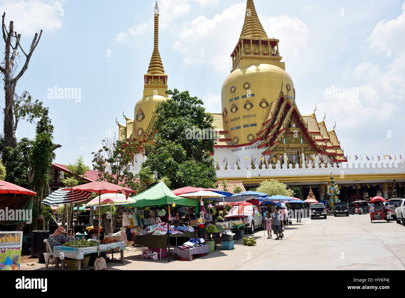 Un piccolo mercato di fronte al bellissimo golden ubolsot di Wat Phrong Akat in Bang Nam Phriao quartiere centrale di Thailandia Foto Stock