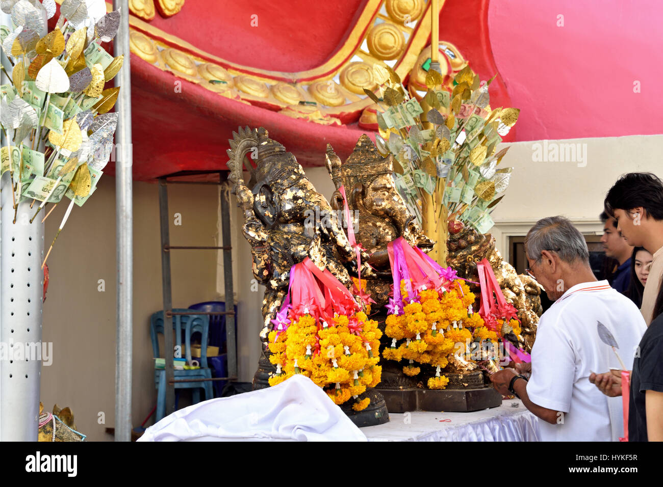 Fedeli a un santuario di Ganesh in Wat Phrong Akat in Bang Nam Priao quartiere centrale di Thailandia Foto Stock