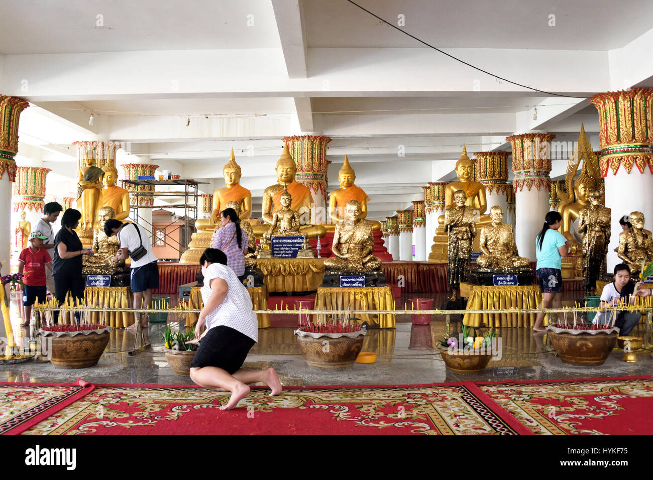 Adoratori in sala sotto il grande elefante rosa in Wat Phrong Akat in Bang Nam Priao quartiere centrale di Thailandia Foto Stock