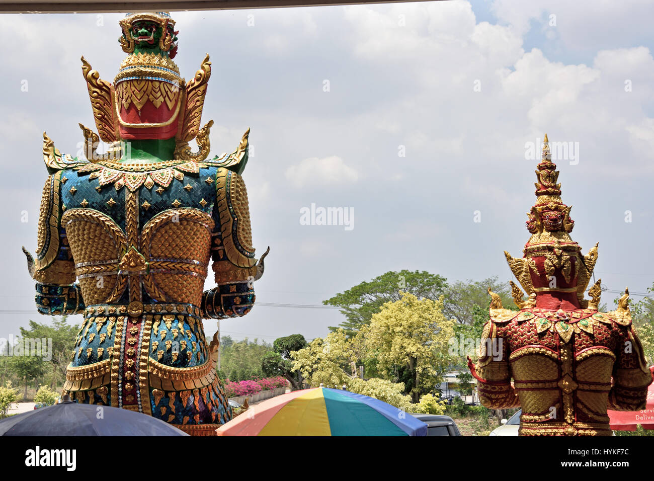 Vista posteriore di due dei guardiani del tempio Wat Phrong Akat in Bang Nam Priao quartiere centrale di Thailandia Foto Stock