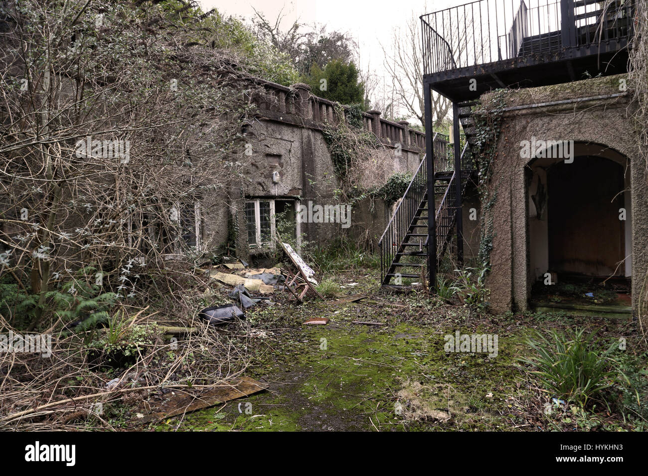 MALVERN, Inghilterra: un'immagine esterna dell'edificio. Guardare all'interno della casa in cui eroica infermiera Florence Nightingale ritiene la sua vita è stata salvata al ritorno in Gran Bretagna dal suo servizio durante la guerra in Crimea. Le immagini mostrano un tempo centro per 'acqua cura' trattamento in Malvern, Malvernbury, che divenne un arresto di frequente per Florence Nightingale tra il 1857 e il 1860 mentre si è ripresa dagli effetti della guerra che ha lasciato la sua sofferenza ansia grave e la fatica. Un altro famoso convertire a Malvern della cura dell'acqua incluso di Charles Darwin che ha affermato che dopo quattro mesi di trattamento, "considero th Foto Stock