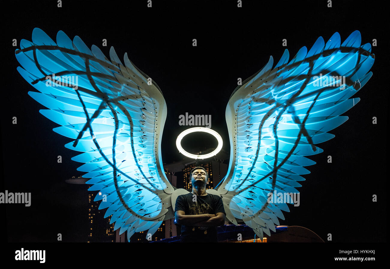 MARINA BAY, SINGAPORE: questa luce installazione chiamati Angeli di libertà cerca di ricordare ai visitatori del loro vero stessi e di rimanere sempre connessi ai cari. Un KALEIDESCOPIC light festival ha luogo illuminare un iconico waterfront arena. In esecuzione da 4 - 27 marzo 2016, le immagini mostrano i residenti locali che partecipano a questo evento annuale che mira a sensibilizzare il pubblico attraverso utilizzando ecosostenibile luce installazioni d'arte. I bambini e gli adulti possono essere visto per essere bagnato in multi-luce colorata da interactive opere d'arte. Fotografo Pradeep Raja ha partecipato a questo timore reverenziale- Foto Stock