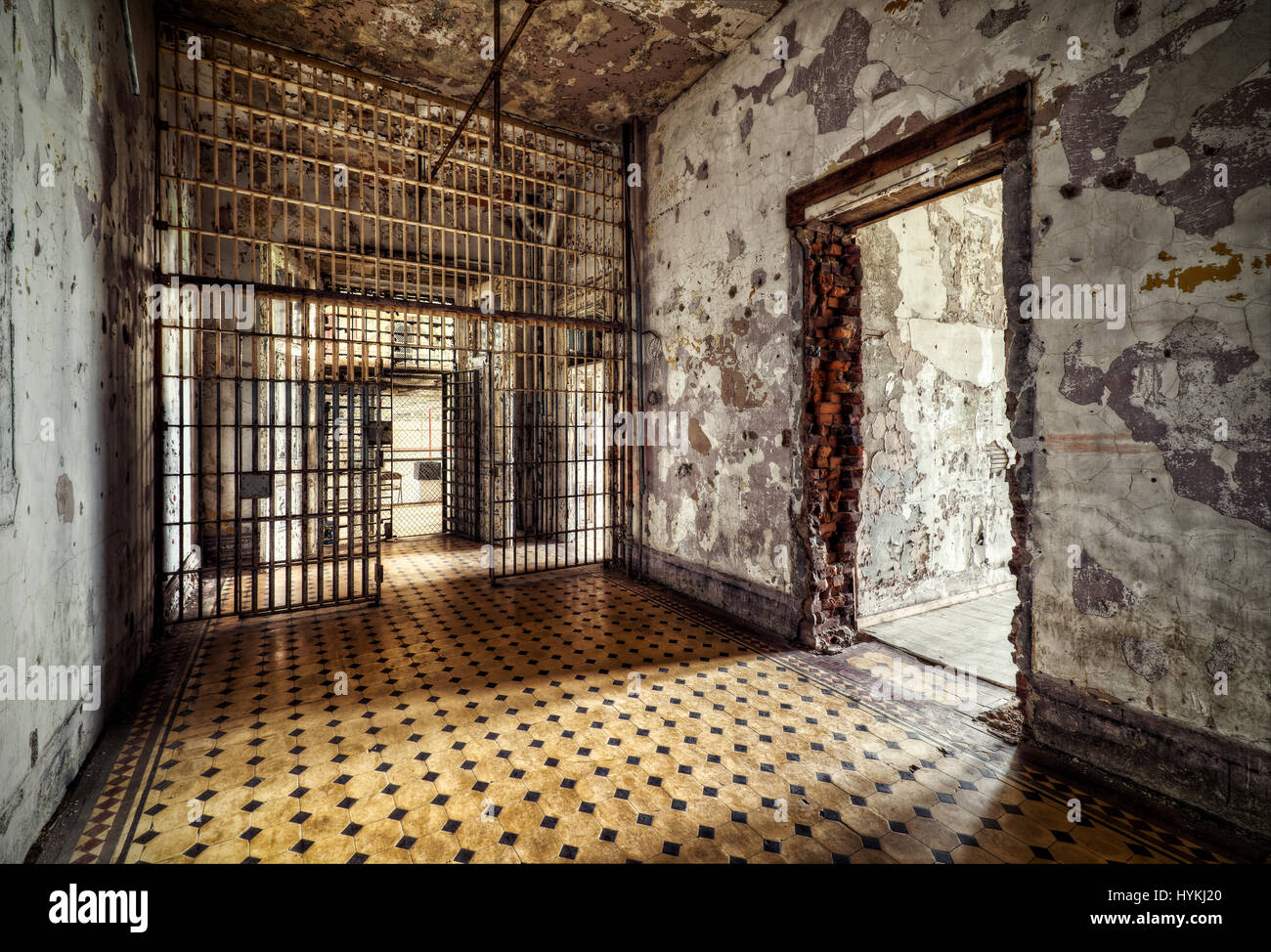 WEST Virginia, USA: una fotografia che mostra i cancelli della prigione. È questa "Haunted" ex-prigione una volta usati per folgorare prigionieri a morte il più inquietante attrazione turistica del mondo? Capelli-sollevamento foto rivelare il funzionamento interno dell'ora smantellata West Virginia penitenziario statale (WVSP), inclusi "Old Sparky', la sadicamente denominato sedia elettrica costruita da un prigioniero, ancora usato per uccidere nove detenuti. Le foto includono anche la camera di isolamento, il blocco di cella, la sala da pranzo, massima sicurezza cella così come l'edificio amministrativo e centro visitatori. Costruito nel 1866 questo inspir gotica Foto Stock