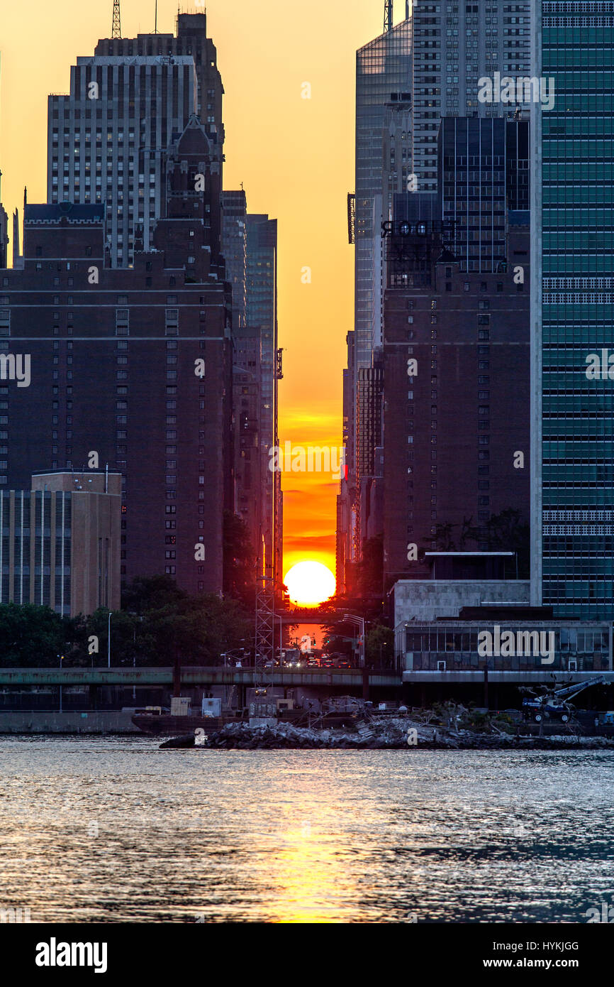 NEW YORK, Stati Uniti d'America: la vista mozzafiato del tramonto allineando con Manhattan 42nd Street è stato strappato da un locale newyorkese che la gente del luogo credo sia legata a Stonehenge in Gran Bretagna. Questo fenomeno noto come si verifica Manhattanhenge bi-annualmente e satura la zona in una golden-luce arancione, proprio come il Solstizio d'estate linee fino al sole su Stonehenge nel Regno Unito. Molti Newyorkesi credo vi sia un significato celeste a questo evento e girare su strade a testimoniare la bellezza del sole al tramonto. Fotografo Peter Alessandria era uno di quelli che erano andati a vedere questo drammatico Foto Stock