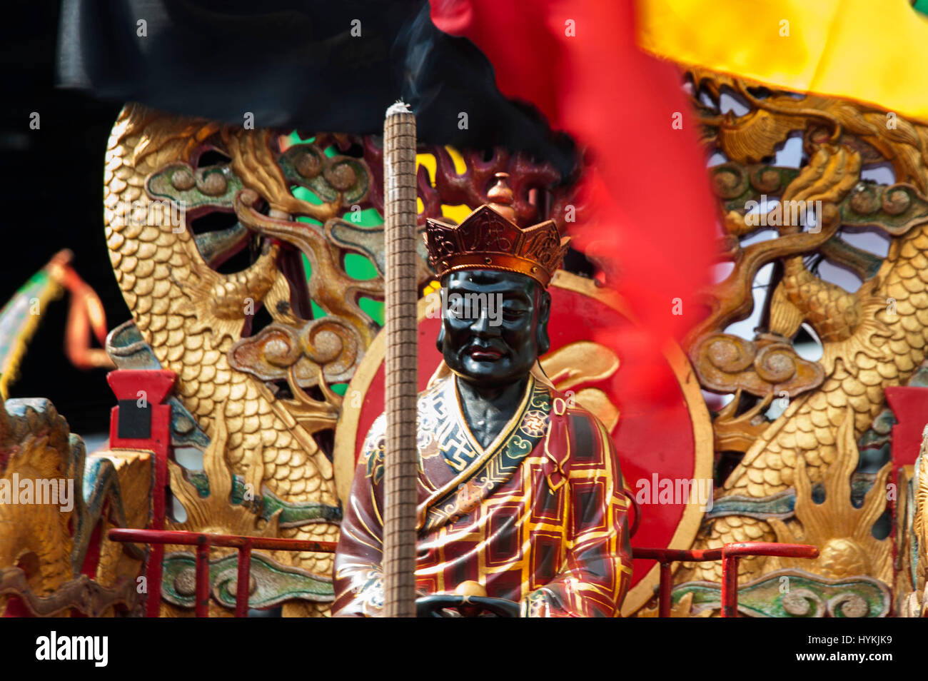 JAKARTA, Indonesia - 21 febbraio: un " Joli" (Dio statua) sollevata residenti lungo la strada che aleggia durante il cappuccio Vai Meh celebrazione di Jakarta, Indonesia, 21 febbraio 2016. Chinese-Indonesians in tutto il paese ha celebrato il cappuccio Vai Meh, il quindicesimo giorno del primo mese del nuovo anno lunare cinese. Foto Stock