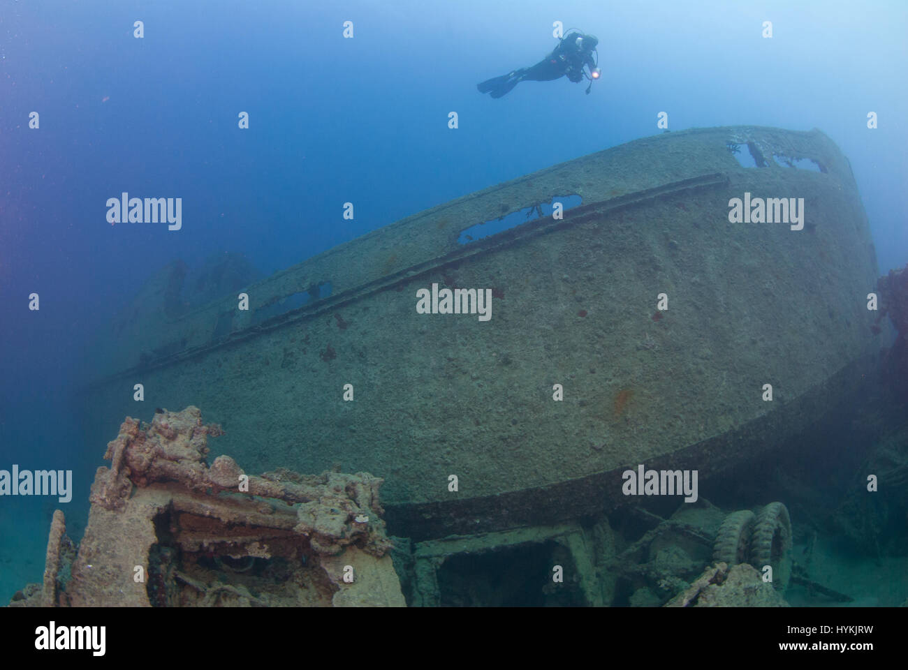 Foto sorprendenti hanno rivelato il tesoro di diversi milioni di dollari americani attrezzature militari che giace sul fondo dell'Oceano Pacifico. Le immagini che mostrano i turisti ad esplorare le rovine, evidenziare la misura dei rifiuti dopo aver provocato il US Navy oggetto di dumping le loro attrezzature nell'oceano dopo la fine della Seconda Guerra Mondiale in un luogo che è diventato il ben noto come "Million Dollar Point". Gli americani erano state utilizzando Espiritu Santo in paradiso l'isola di Vanuatu come base per lanciare i loro attacchi contro i giapponesi nel Pacifico e dopo non essere riuscito a giungere ad un accordo per la vendita di apparecchiature a Foto Stock