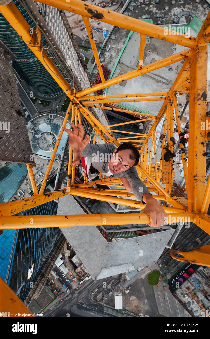 Mosca. VERTIGO indurre le foto dalla sommità di un 155 piedi di gru di elevata sono stati catturati da un fotografo nel tentativo di superare la sua paura delle altezze. Le incredibili immagini aeree mostrano il fotografo e i suoi amici di gettare la prudenza al vento come essi precariamente appollaiarsi alto sopra la città con nessuna attrezzatura di sicurezza. Altri scatti cattura gli avventurosi mazzetto in mezzo si arrampica gru e belle donne che presentano sul bordo di sommità del tetto. La estrema le foto sono state scattate dal fotografo di Mosca e acrophobic George Lanchevsky (24) nelle città di tutto il mondo tra cui Mosca, Galich e Hong Kong. Foto Stock