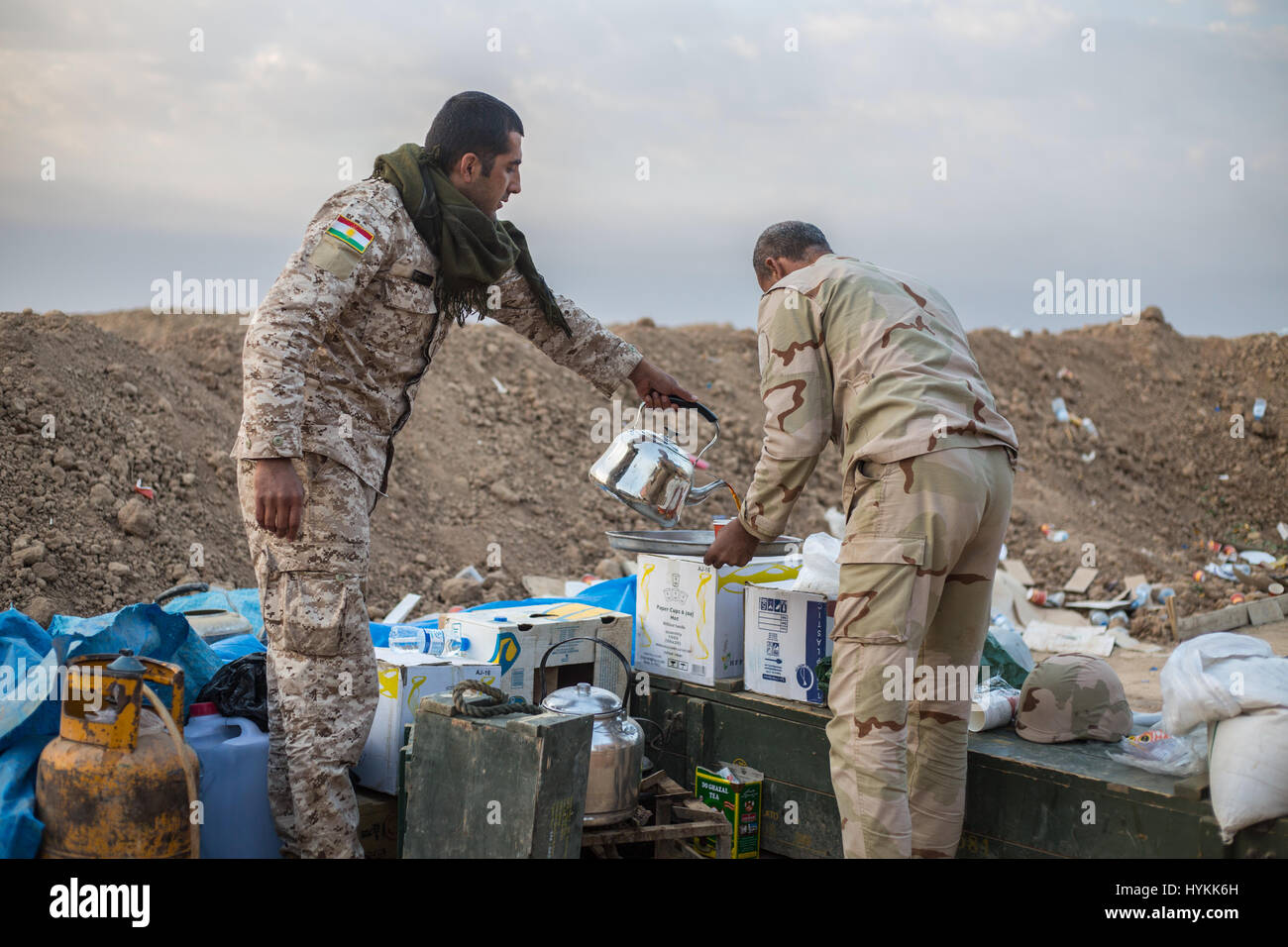 MOSUL, IRAQ: Curdo i soldati stanno fornendo un make-shift della distribuzione alimentare. Immagini che mostrano curdo forze militari di difesa contro lo Stato islamico nei pressi di Mosul, Iraq sono state acquisite. La serie di scatti anche mostrare ciò che la vita è diventata per i civili di appena liberato villaggi vicino alla città che è ancora sotto controllo è. Altre foto mostrano i volontari il trattamento di ferite che i rifugiati che sono riusciti a fuggire di Mosul. Queste foto sono state scattate dal fotografo di conflitto Jan Husar a poche miglia da Mosul. Jan Husar / mediadrumworld.com Foto Stock