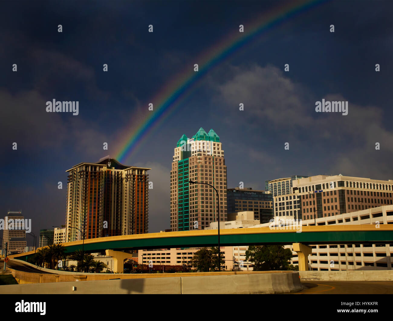 Come un raggio di speranza foto di Rainbow simbolo della comunità gay oltre il centro cittadino di Orlando è stato rilasciato da un fotografo locale a dispetto del terrorismo. Dopo il terrorismo islamico attentato della scorsa settimana che ha lasciato 49 persone in un night club per gay morti, la città di Orlando, Florida è stato alle prese con la tragedia. Così cityscape fotografo Reg Garner ha deciso di rilasciare la sua immagine iconica dello skyline della città avvolta da un arcobaleno e doppio arcobaleno. Uno spettacolare colpo mostra la splendida meraviglia naturale salendo dalla città più iconica e più alto Tower, il 441-piede alta Suncrest Center. Foto Stock