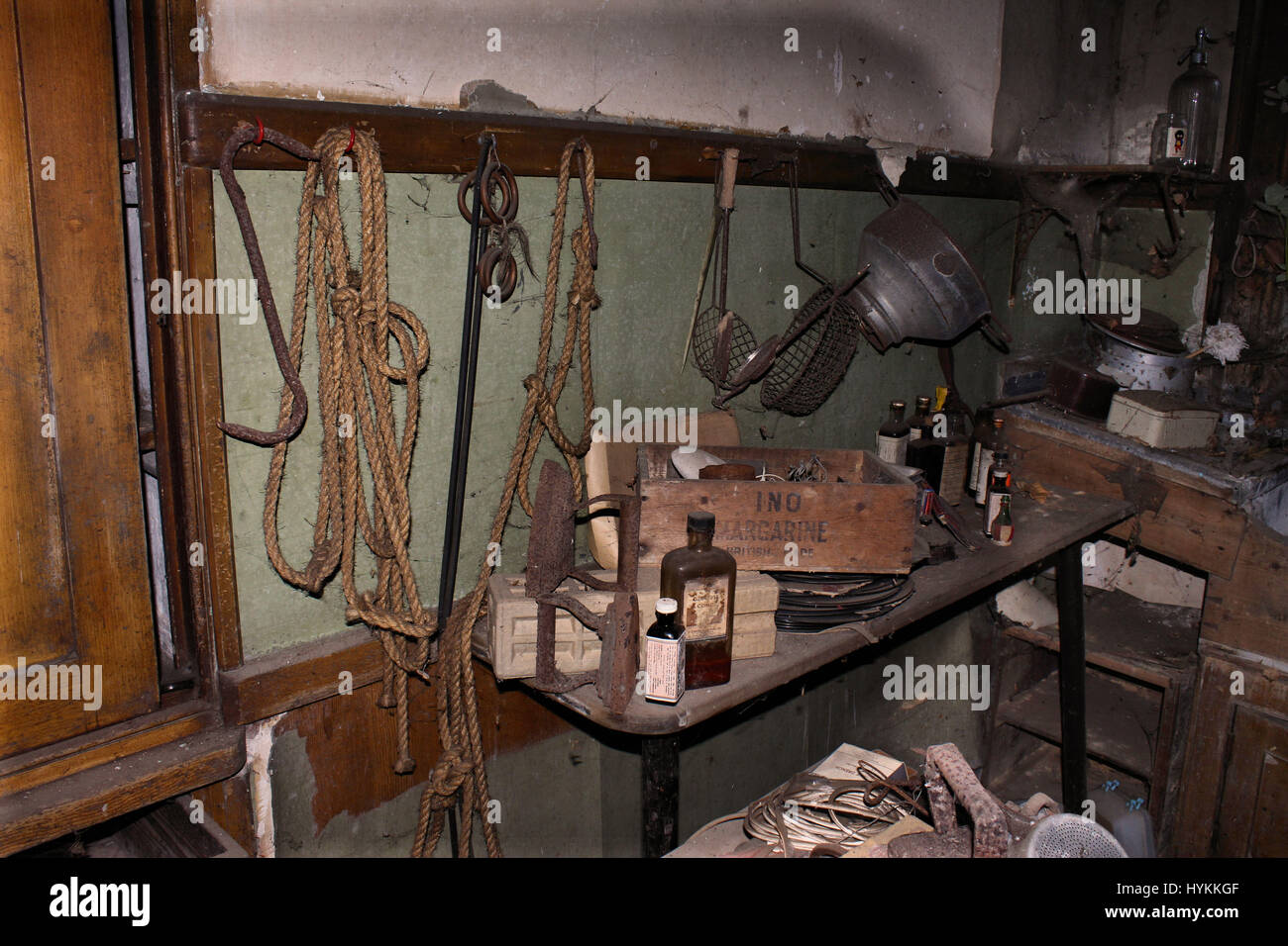 BERKSHIRE, Regno Unito: IL SPOOKY Berkshire posizione dove il leggendario scrittore britannico John Milton ha vissuto è stato fotografato nel suo sbriciolamento membro da un esploratore urbano. Le foto scattate da un anonimo esploratore urbano mostrano ciò che rimane all'interno di questo una volta elegante home, chiamato Berkyn Manor. Questo luogo una volta alloggiato alcuni dei paesi più benestanti famiglie negli ultimi quattro-cento e cinquanta anni. Da cervo-capo i trofei di un classico Underwood metal nastri inchiostratori per macchine da scrivere, il grammofono, un pianoforte e un organo, lettere risalente al 1956 nonché una copia della mail di sera dal novembre 1962 l'edificio contiene Foto Stock