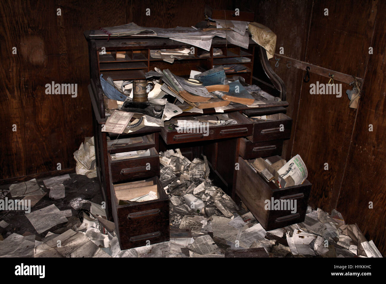 BERKSHIRE, Regno Unito: IL SPOOKY Berkshire posizione dove il leggendario scrittore britannico John Milton ha vissuto è stato fotografato nel suo sbriciolamento membro da un esploratore urbano. Le foto scattate da un anonimo esploratore urbano mostrano ciò che rimane all'interno di questo una volta elegante home, chiamato Berkyn Manor. Questo luogo una volta alloggiato alcuni dei paesi più benestanti famiglie negli ultimi quattro-cento e cinquanta anni. Da cervo-capo i trofei di un classico Underwood metal nastri inchiostratori per macchine da scrivere, il grammofono, un pianoforte e un organo, lettere risalente al 1956 nonché una copia della mail di sera dal novembre 1962 l'edificio contiene Foto Stock