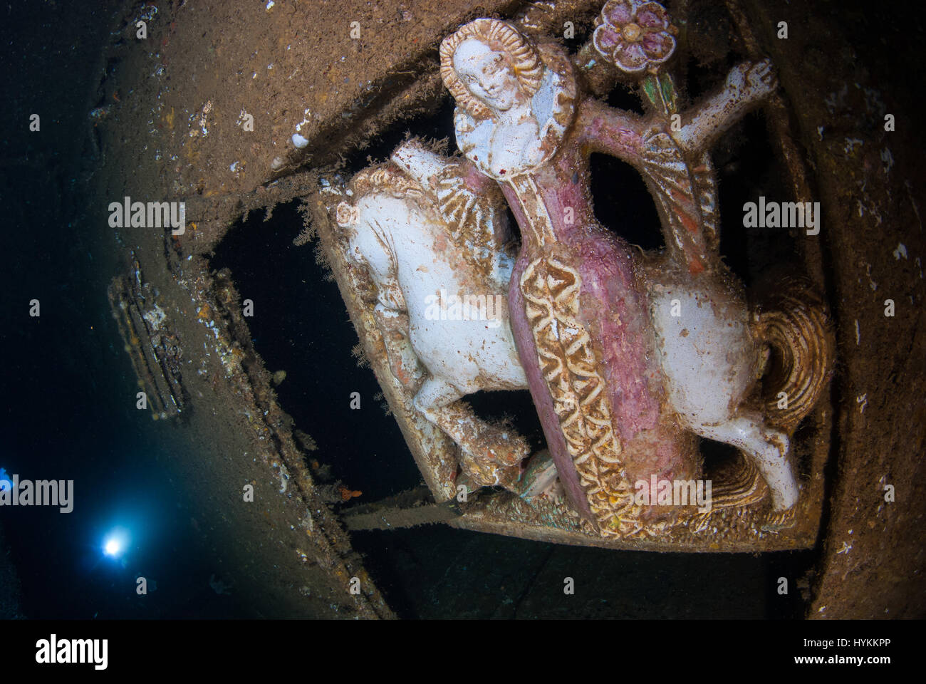 Spettacolari immagini subacquee hanno rivelato il 600-piedi lungo rimane di un lusso americana ocean liner-girato noi troopship che fu affondato da mine in WW2. La scatti sorprendenti mostrano la vasta 13.000 ton relitto della SS President Coolidge al fondo del Pacifico, ma gli intrepidi subacquei superò i pericoli del mare profondo immersioni relitto da avventurarsi all'interno della carcassa. Alcuni degli interni di lusso è ancora visibile sotto enormi strati di limo mentre i grandi serbatoi sono stati estratti dai rottami come ben come normali oggetti di uso quotidiano, comprese le bottiglie e i vasetti lasciata intatta dal momento che affondò off Espiritu Santo Foto Stock