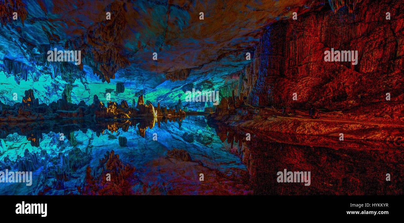 Colpo di Testa del fotografo Scott Graham. Rifatti gli occhi su cosa potrebbe essere il mondo più colorato grotta che accoglie con favore le visite a 790-piedi sotto la superficie della terra. Immagini dalla grotta mostrano come straordinariamente illuminato il già spettacolari formazioni naturali sono con il freddo blues, Fiery rossi e verdi brillanti che crea uno stupefacente metropolitana tripudio di colori. Fotografo americano Scott Graham (53) partirono per la Cina la Grotta del Flauto di Canna dopo inciampare su l'attrazione mentre visitano il paese della provincia di Guilin. Foto Stock