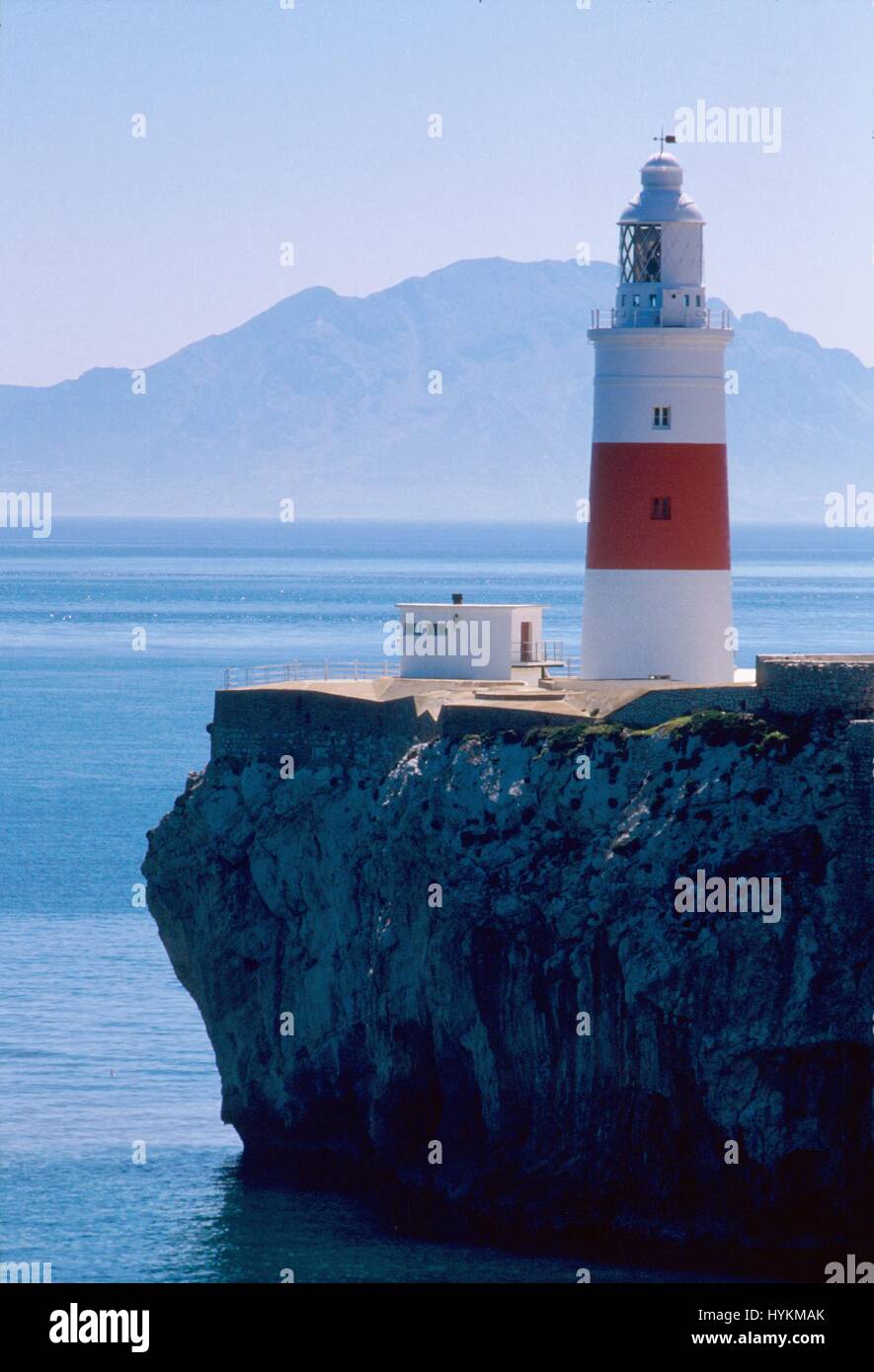 Gibilterra, l'Europa point lighthouse e la costa africana in background Foto Stock