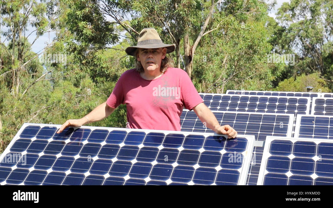 Paolo con i pannelli solari. Un ex ingegnere RAF ha utilizzato le sue abilità per creare il massimo outback retreat nel mezzo del bush australiano dopo diventando alimentato in su con i loro vicini rumorosi. Immagini incredibili e video show 40piedi lungo da otto piede-wide, nove-e-un-metà piede-alta i contenitori di spedizione che ex-RAF Caporale Paul Chambers convertito per la creazione di un auto-sufficienti off-grid outback home a un costo di £ 36.000. Paolo, originariamente da Lincolnshire e che prima di essere licenziati dalla Royal Air Force specializzata nella costruzione militare di simulatori di volo, è stato ispirato per creare la u Foto Stock