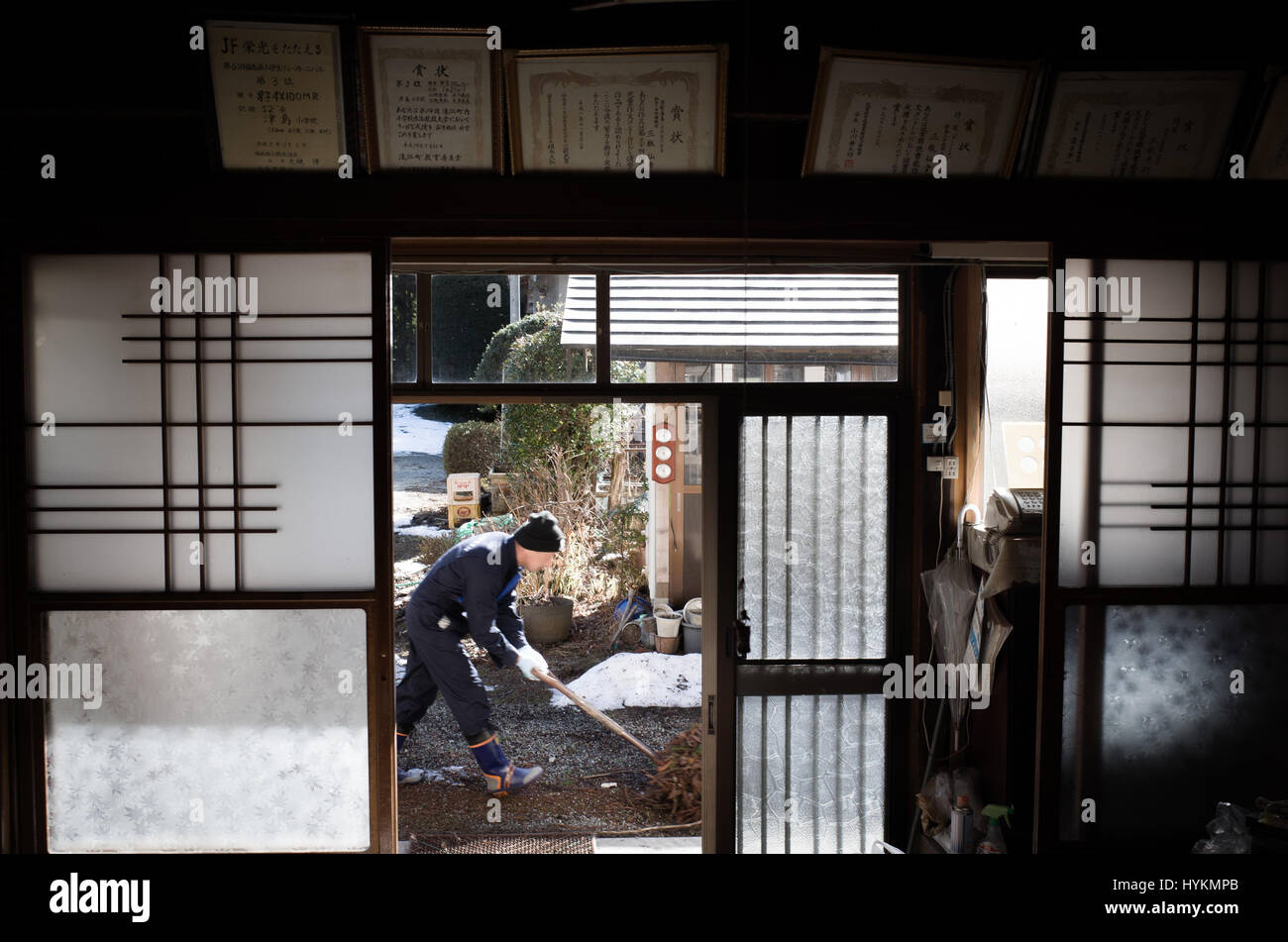 OTAMA VILLAGE, FUKUSHIMA: una famiglia di cinque anni di lotta per superare il disastro Fukushima vivendo nella zona di radiazione sono stati documentati in un toccante foto-relazione. La famiglia Sanpei di Otama Village, ad appena 40 miglia dall'Fukushima disastro nucleare, hanno combattuto per mantenere la loro azienda casearia conservato e difendere il loro modo di vita contro fughe radioattive. Le immagini, le ultime delle quali sono state prese solo questo mese, eventualmente mostrano Toshinori e Keiko ancora una volta in piedi di fronte ad un aspetto sano mandria. Il "pioggia nera" foto-progetto è stato creato da Tokyo foto-giornalista Soichiro Koriy Foto Stock