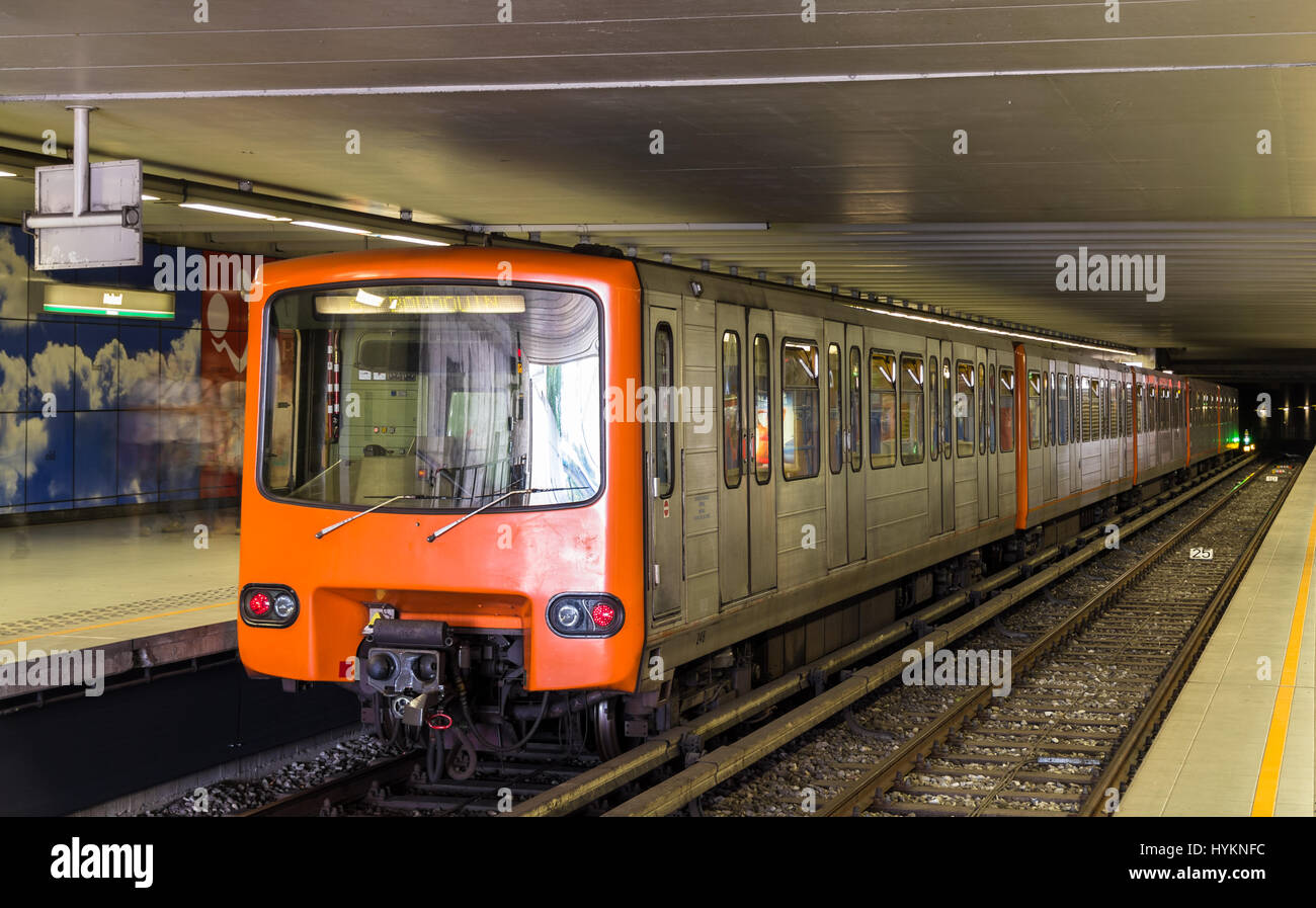 Treno su Heysel stazione della metropolitana a Bruxelles, in Belgio Foto Stock