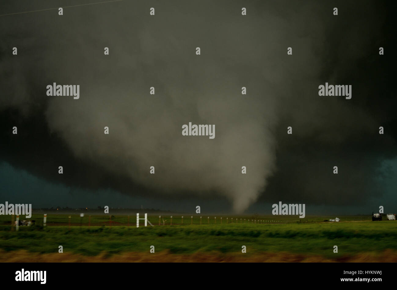 TORNADO ALLEY, USA: El Reno tornado. Più letali meteo eventi sono stati catturati dalle telecamere uno veloce come un fulmine fotografo. Incredibile fotografie mostrano condizioni meteorologiche estreme da America's tornado alley, rinomata per la frequenza delle tempeste. Dal terrificante di fulmini per totalizzante tornados, queste immagini riescono a catturare alla ferocia e l'atmosfera di questi fenomeni naturali. Foto Stock