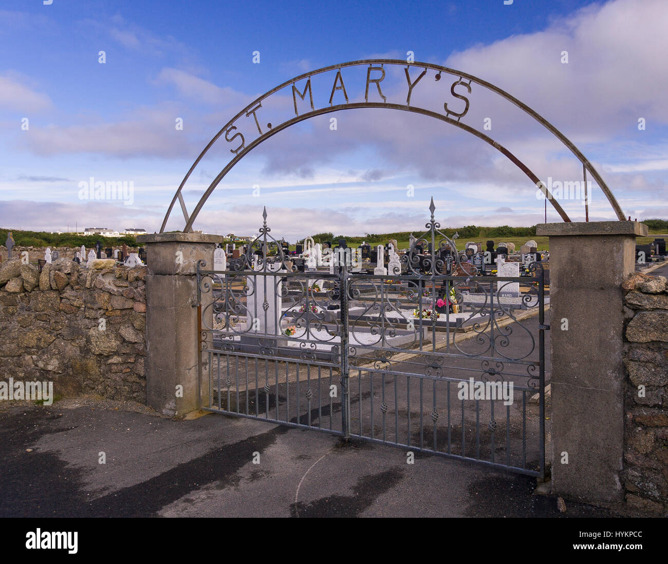 BELCRUIT, Donegal, Irlanda - Ingresso alla chiesa di St Mary's cimitero vicino Cruit Island. Foto Stock