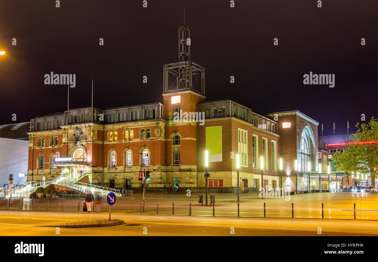 Vista notturna di Kiel stazione ferroviaria - Germania Foto Stock