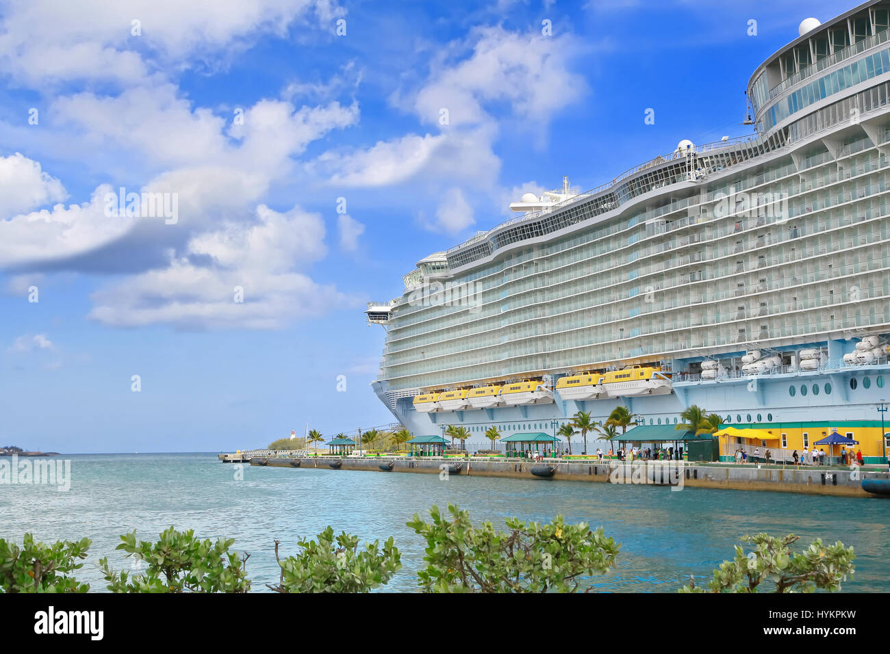 Royal Caribbean Cruise Ship Allure di mari ormeggiata al porto di Nassau, Bahamas on April 13, 2015 Foto Stock