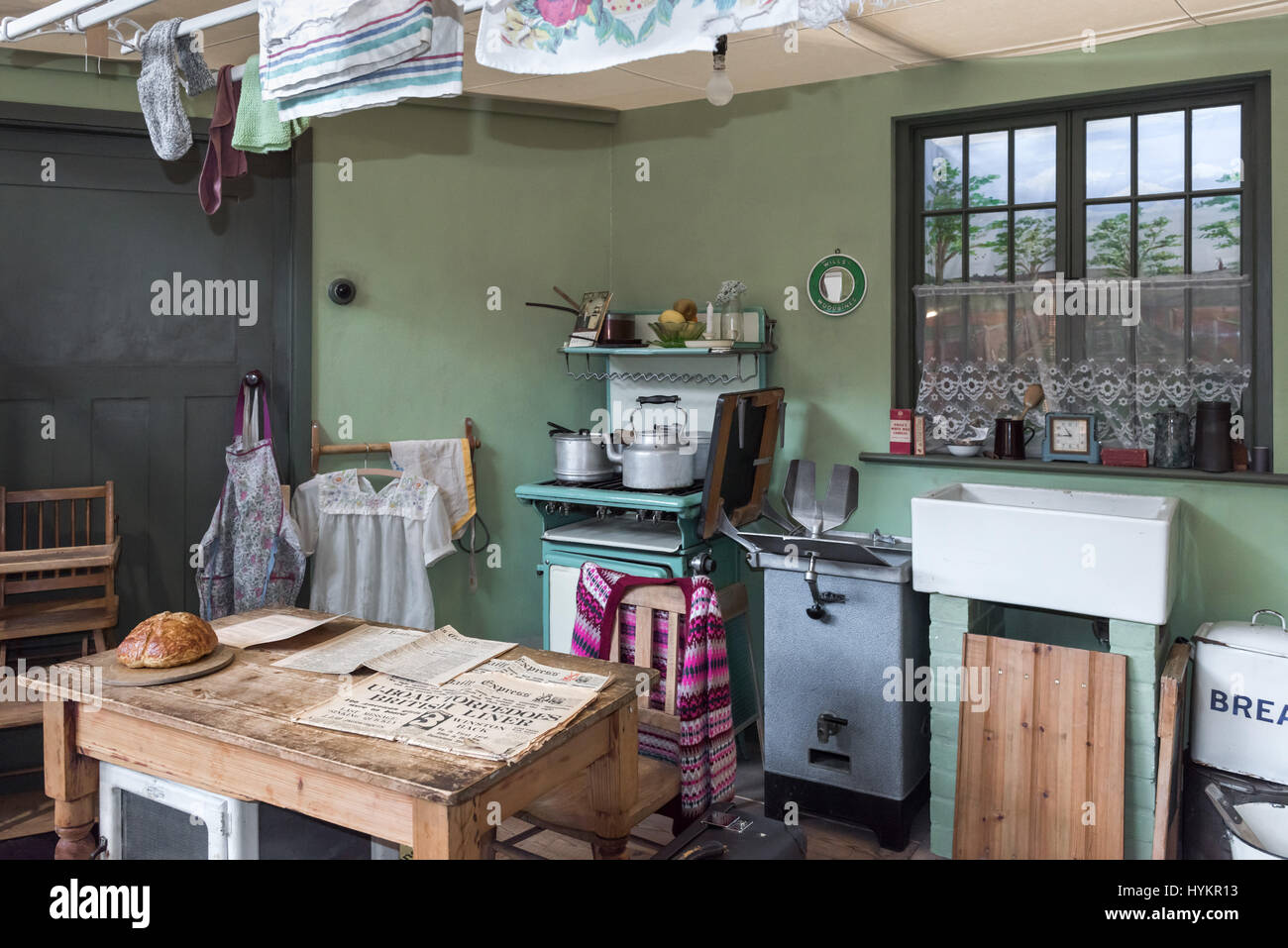 1930 Cucina Sala da pranzo Camera, pietre miliari Museum, Basingstoke, Hampshire, Regno Unito Foto Stock