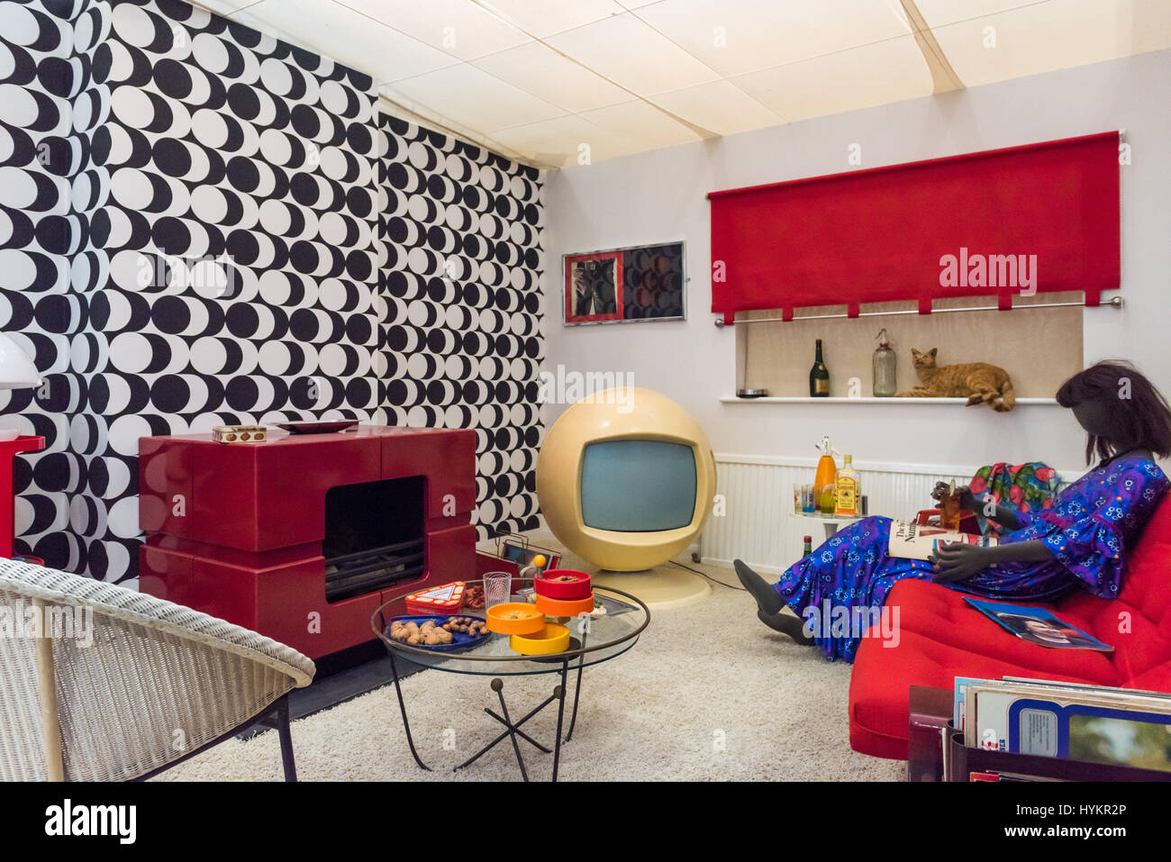 Una sala espositiva ricostruita degli anni '70 con carta da parati retrò, una televisione space-age e un manichino al Milestones Museum, Hampshire Foto Stock