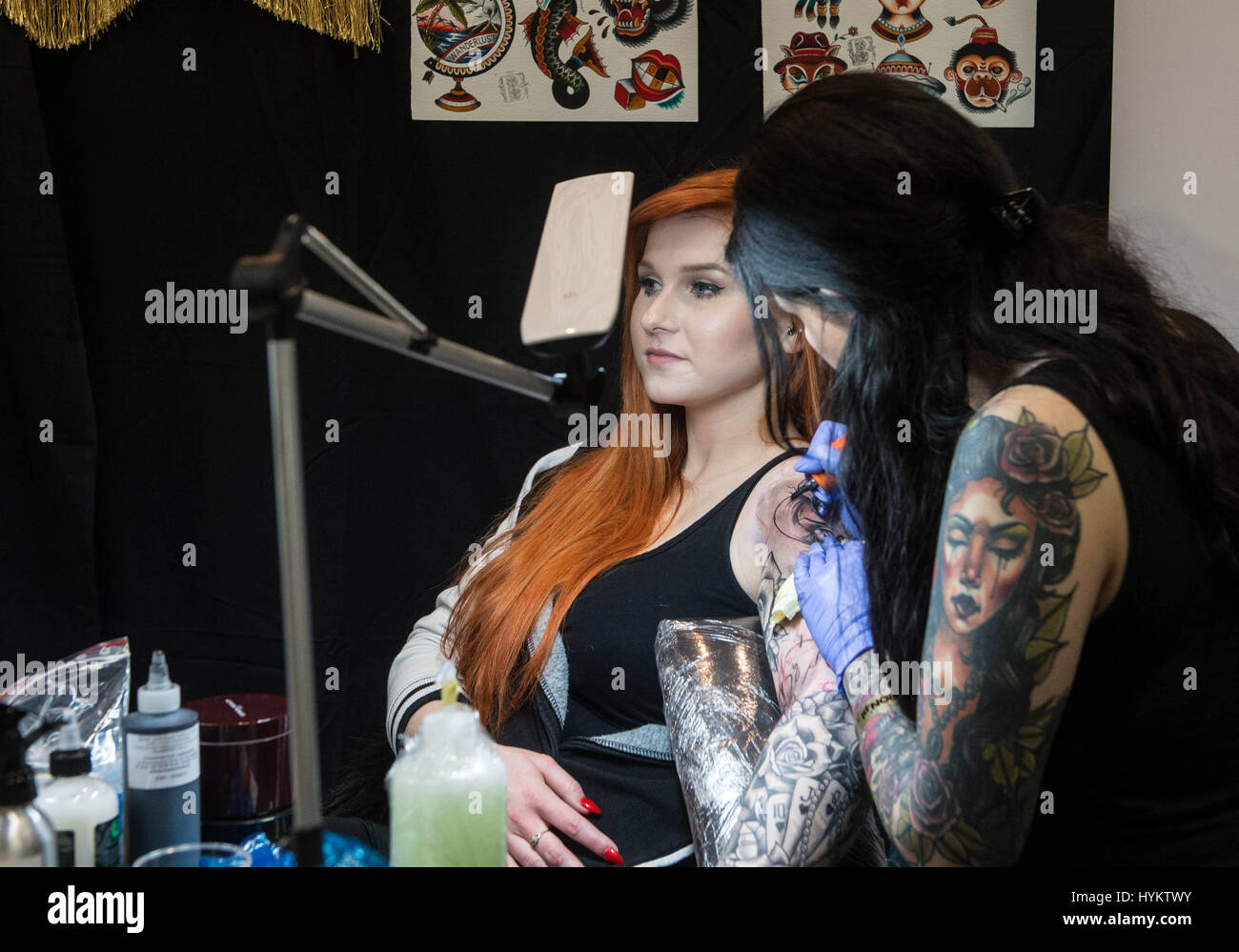 Poznan, Polonia: inchiostrato in uomini con il corpo pieno di tatuaggi al signore avente la più intima parti decorate questo tattoo convention è un corpo amante dell'arte di paradiso. Le immagini mostrano come gli ospiti a Poznan Tattoo Convention, Polonia goduto diventando parte della mostra - consentendo la 300 che presenta degli artisti del tatuaggio ad inchiostro i loro corpi. La convenzione viene eseguito questo weekend dal 19 Marzo 20th. Foto Stock