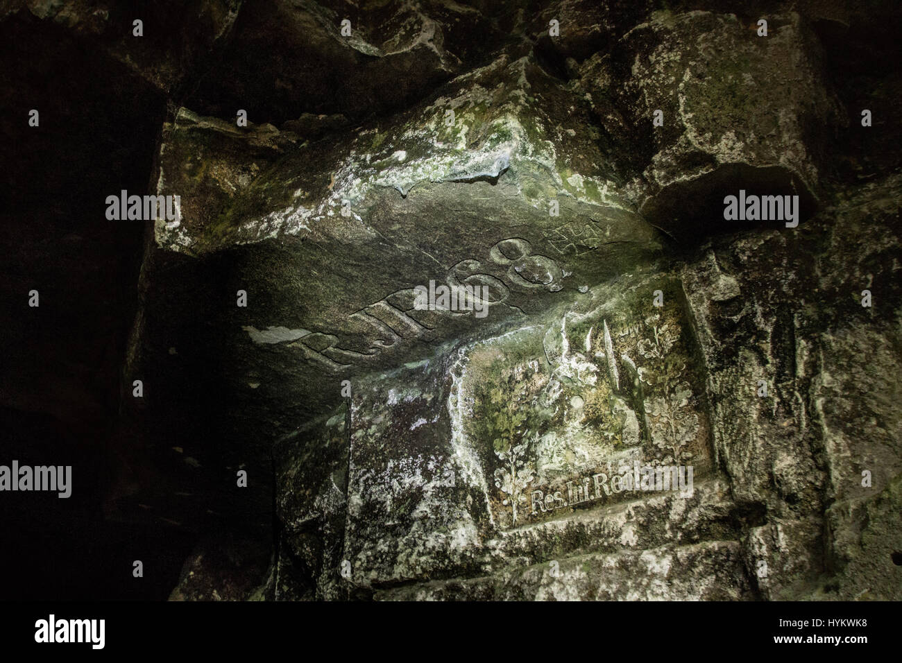 Francia settentrionale: Calcare scolpito dalle truppe tedesche, con una valchiria dal soldato tedesco J.Guetz. Un vero INDIANA JONES ha scoperto tossico tunnel sotterraneo disseminato di esplosivi per fotografare la splendida arte della guerra mondiale uno shelter militari comprese quelle forze britanniche. Foto rivelare sculture in pietra creati come omaggi a brave morti e loro reggimenti rivestimento i passaggi nascosti. Altre immagini mostrano una cappella di culto, un sotterraneo home e un campo di battaglia ospedale come pure un abbandonato Citroen auto, sparse per i proiettili e granate giacente sul contaminato Foto Stock