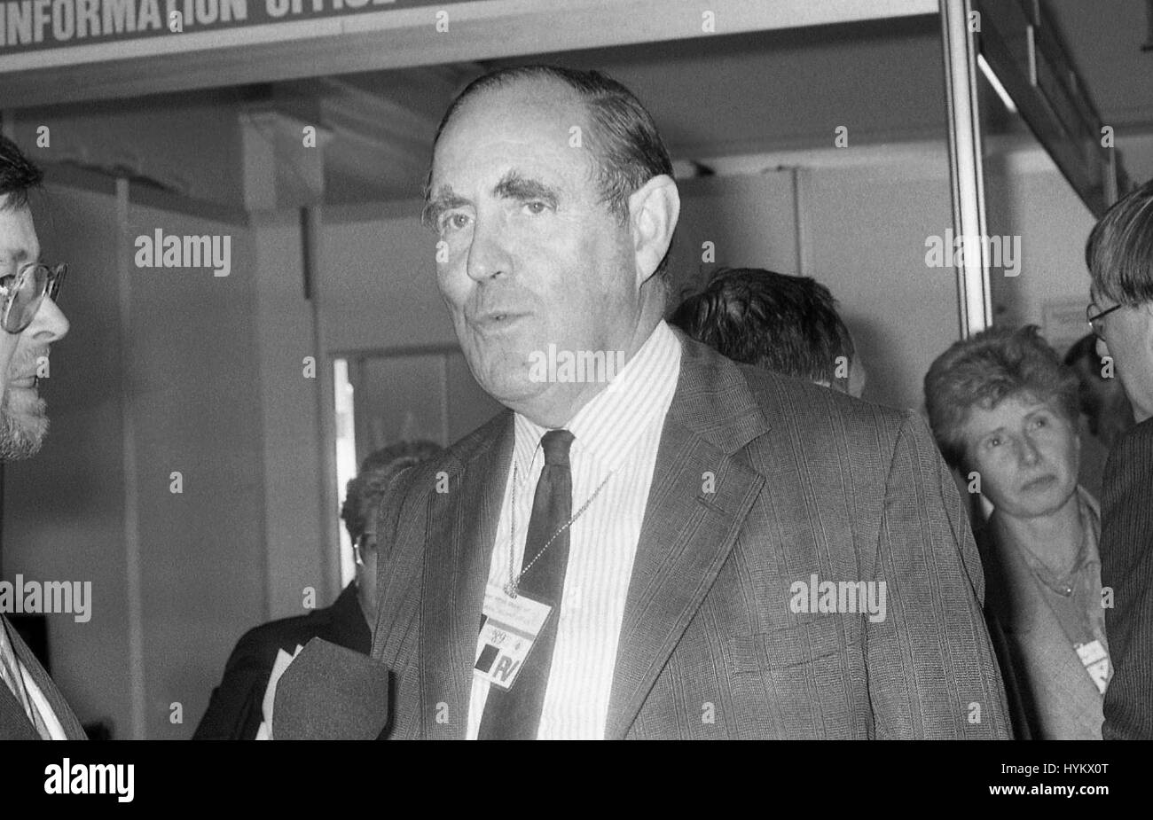 Rt. L'on. Peter Brooke, Segretario di Stato per l'Irlanda del Nord e membro del partito conservatore del Parlamento per la città di Londra e Westminster Sud, assiste la conferenza delle parti di Blackpool, in Inghilterra il 10 ottobre 1989. Foto Stock