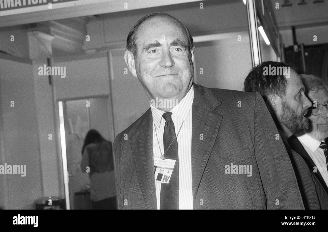 Rt. L'on. Peter Brooke, Segretario di Stato per l'Irlanda del Nord e membro del partito conservatore del Parlamento per la città di Londra e Westminster Sud, assiste la conferenza delle parti di Blackpool, in Inghilterra il 10 ottobre 1989. Foto Stock