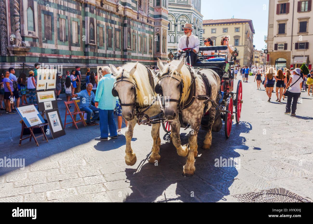 Firenze, Italia - Luglio 03, 2017: carrozza, pittore di strada e persone non identificate in Firenze. Firenze è famosa per il suo centro storico medievale e Foto Stock