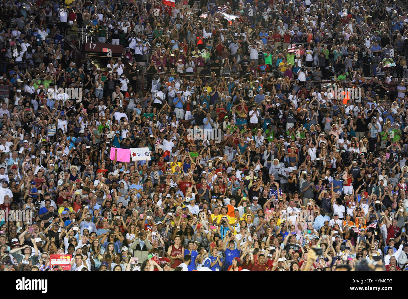 Stati Uniti d'America ventole e un mondo folla atmosfera in corrispondenza dei Giochi Mondiali Special Olympics alla cerimonia di apertura per il Colosseo sulla luglio 25th, 2015 a Los Angeles, California. Foto Stock