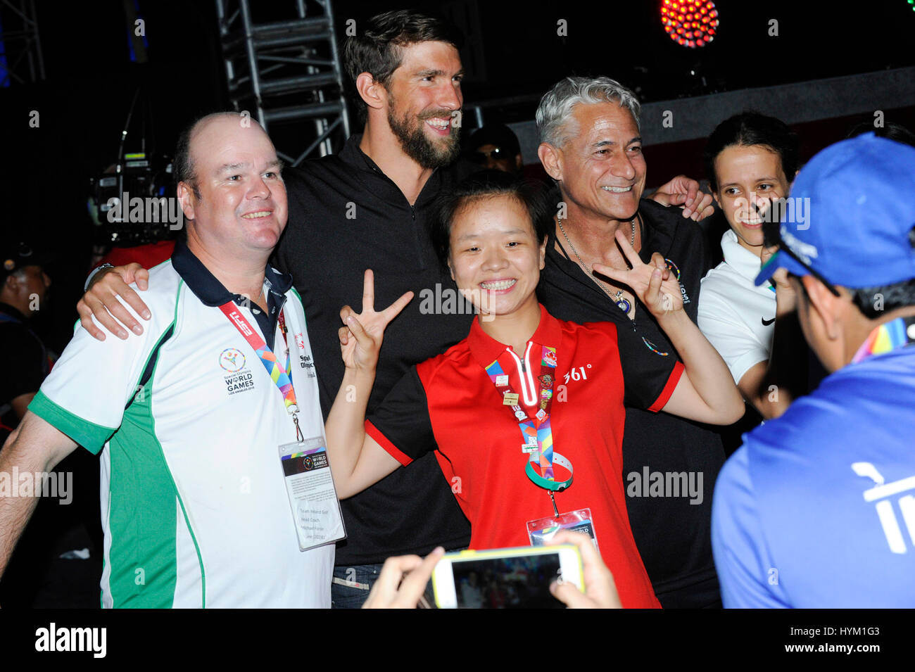 Michael Phelps e Greg Louganis scattare foto con atleti nei Giochi Mondiali Special Olympics alla cerimonia di apertura per il Colosseo sulla luglio 25th, 2015 a Los Angeles, California. Foto Stock