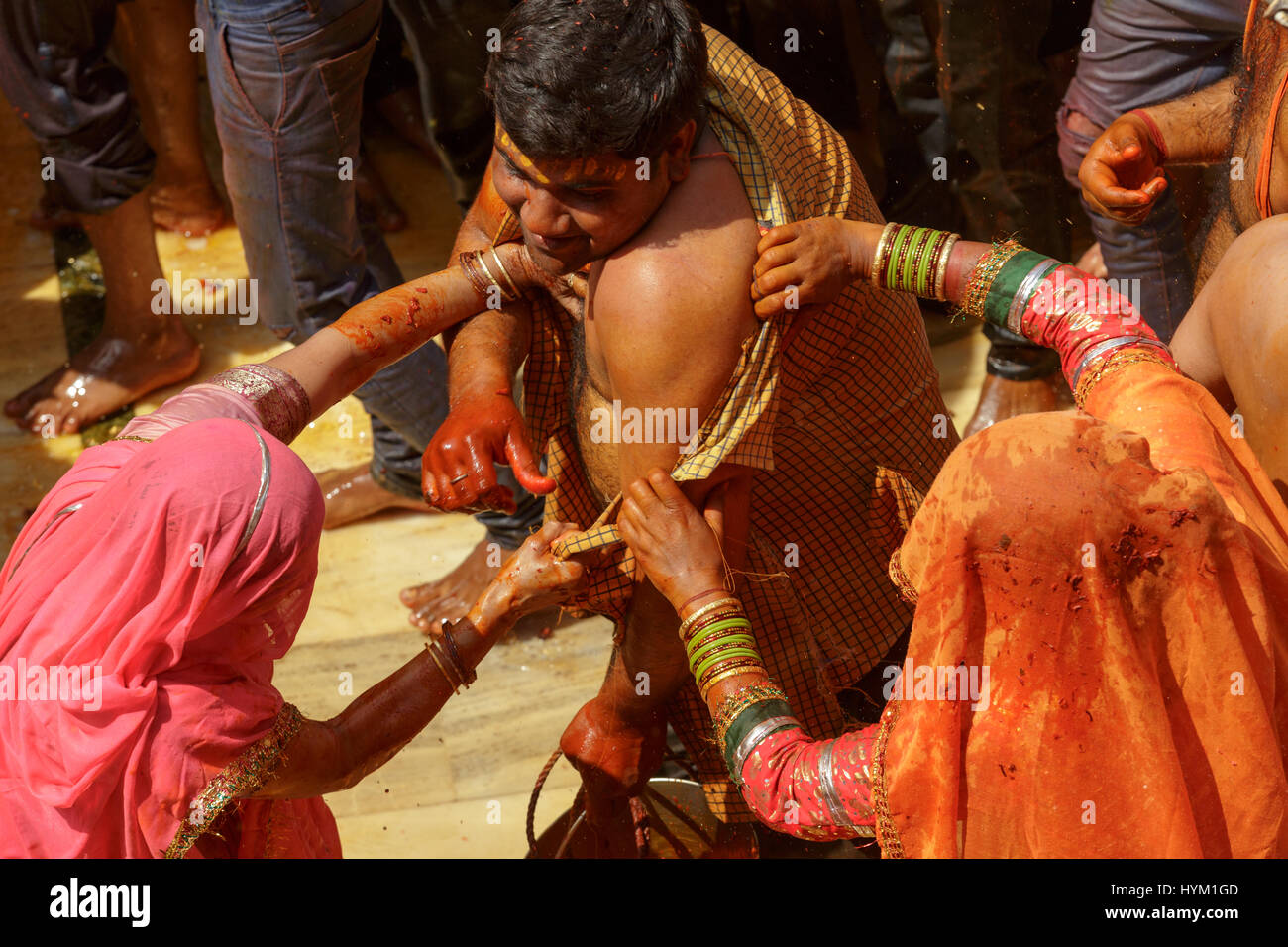 Mathura,l'India- Marzo 14,2017 : tradizionali e religiosi Holi festival in Dauji tempio vicino Mathura in India.persone celebrare la fertilità della molla e Foto Stock